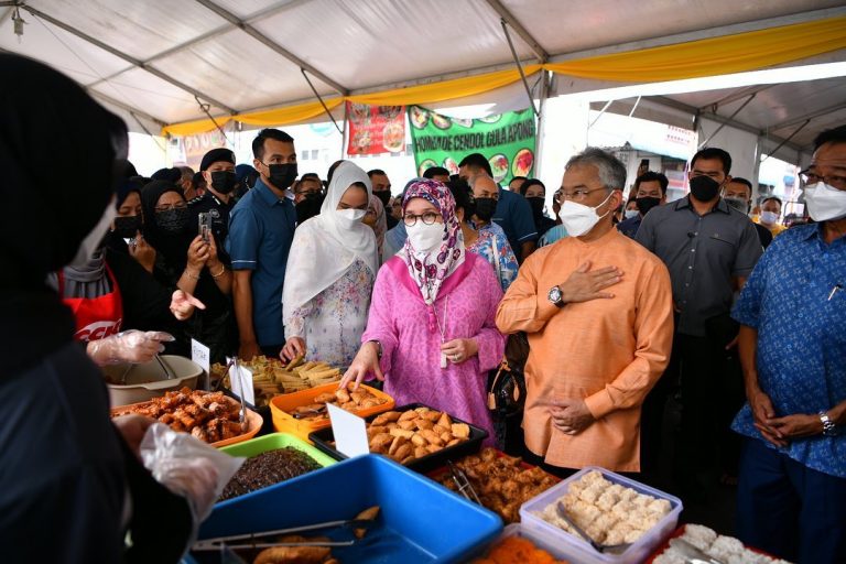 Kunjungan Agong, Permaisuri ke Bazar Ramadan Satok tarik perhatian ramai
