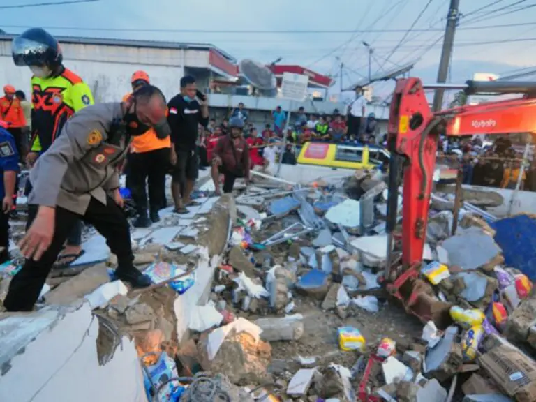 Alfamart di Kalimantan Selatan runtuh, 15 dikhuatiri tertimbus