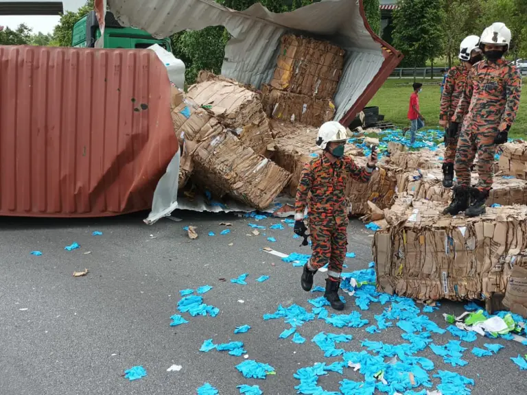 Pemandu lori tersepit dihempap kontena jatuh