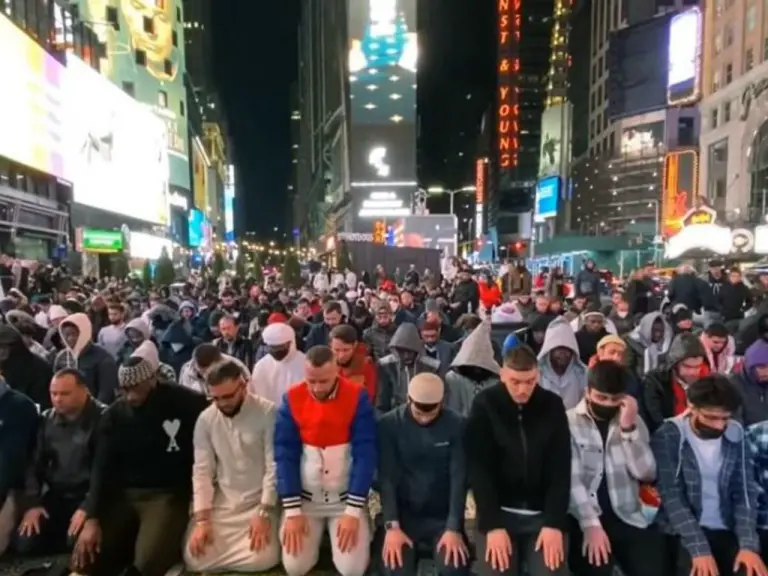 Pertama kali dalam sejarah AS, umat Islam menunaikan solat tarawih di Times Square, New York