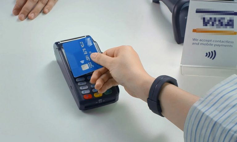 Polis tahan wanita berbelanja guna kad ATM jumpa, bayar cara ‘Pay Wave’