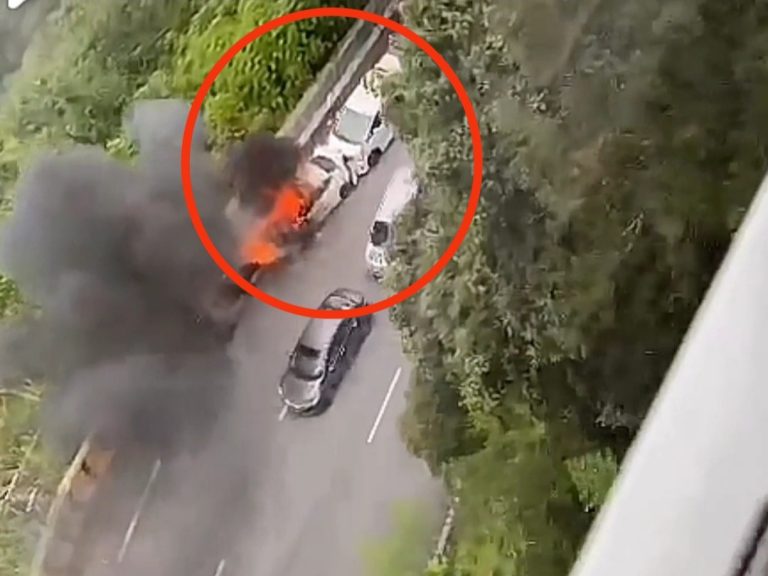 Hyundai Elantra terbakar sebelum mengundur langgar Vellfire