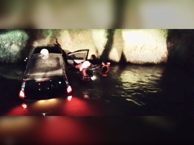 Tujuh cedera MPV terjunam ke dalam sungai