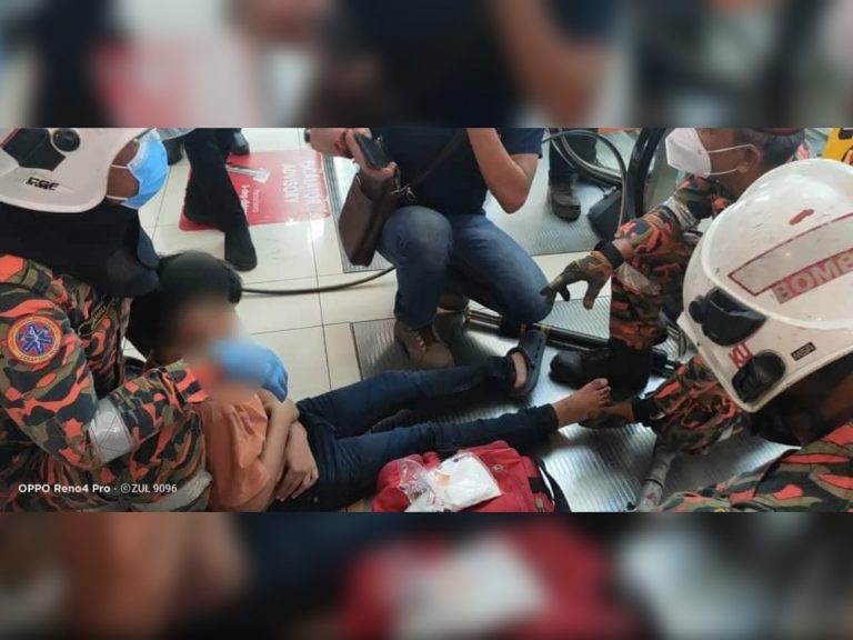 Jari kaki kanak- kanak lelaki tersepit eskalator di pusat beli-belah