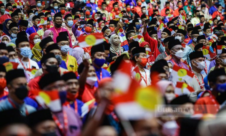 Anak, peguam Najib beri ucapan pada Taklimat Khas Presiden UMNO