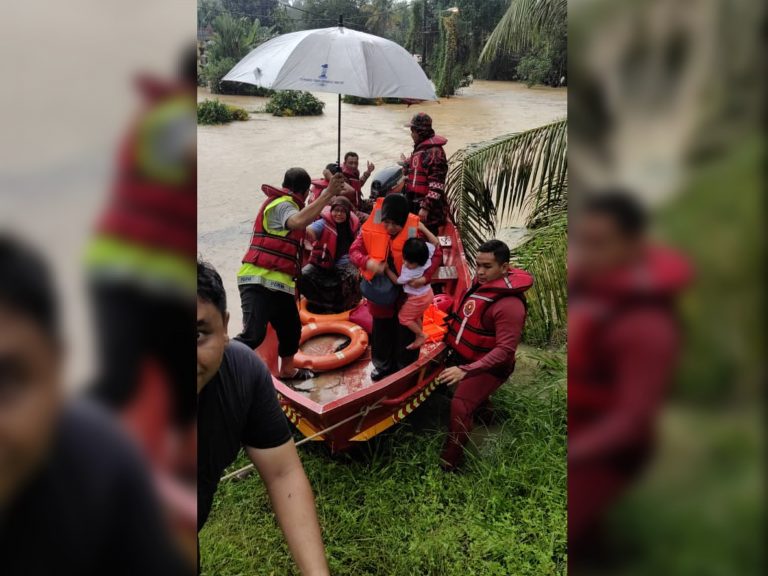 Bomba selamatkan tiga beranak terperangkap dalam banjir di Hulu Selangor