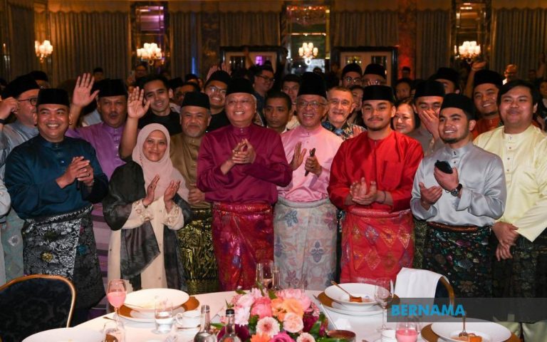 Rakyat Malaysia di UK teruja raikan Aidilfitri Keluarga Malaysia
