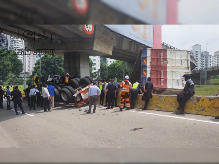 Pemandu maut selepas treler terbabas rempuh tembok batu
