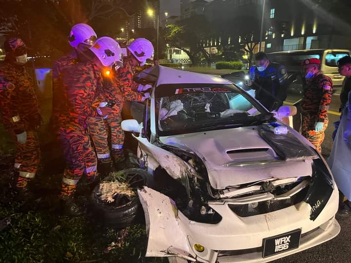 Lelaki maut Toyota Caldina langgar pokok
