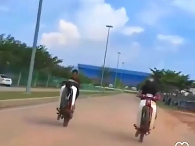 Padah kongsi aksi ‘wheelie’ di Instagram, 2 remaja ditahan polis