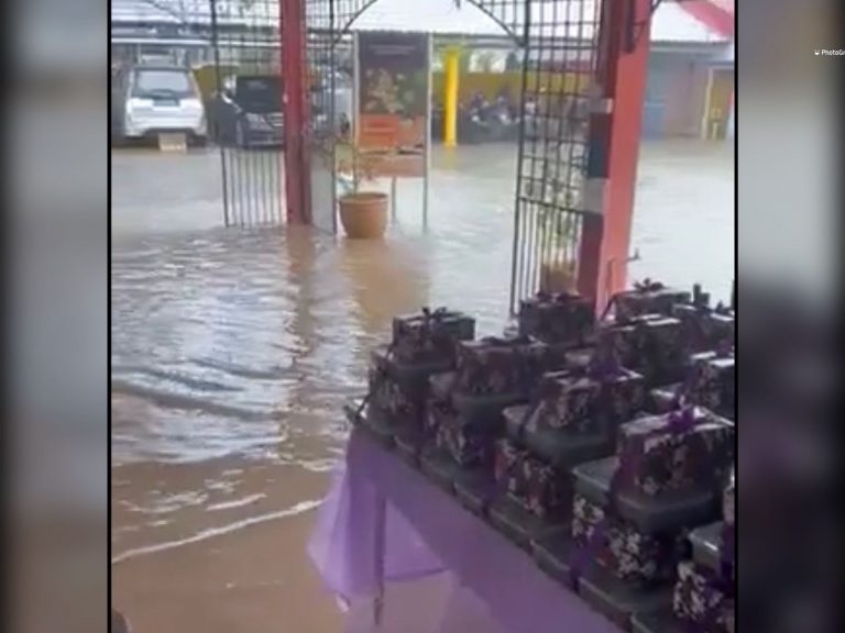 Sambut Hari Guru dalam banjir