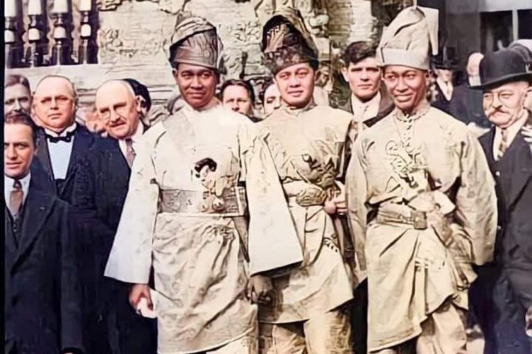 Makin hilang jati diri, Baju Melayu lambang peradaban bangsa. Berkait rukun Islam, tauhid dan maruah. Jangan perlekeh