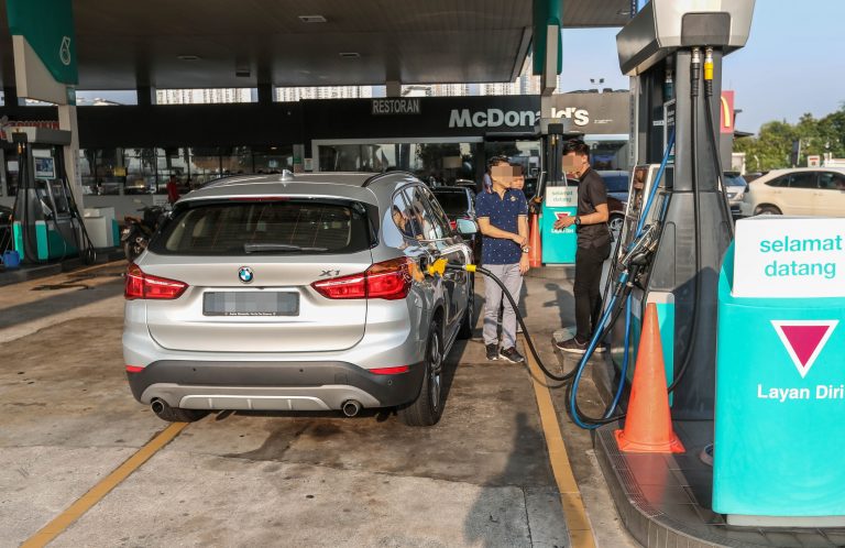 “Pemilik BMW tidak boleh nikmati subsidi minyak sama dengan Kancil” – Azmin
