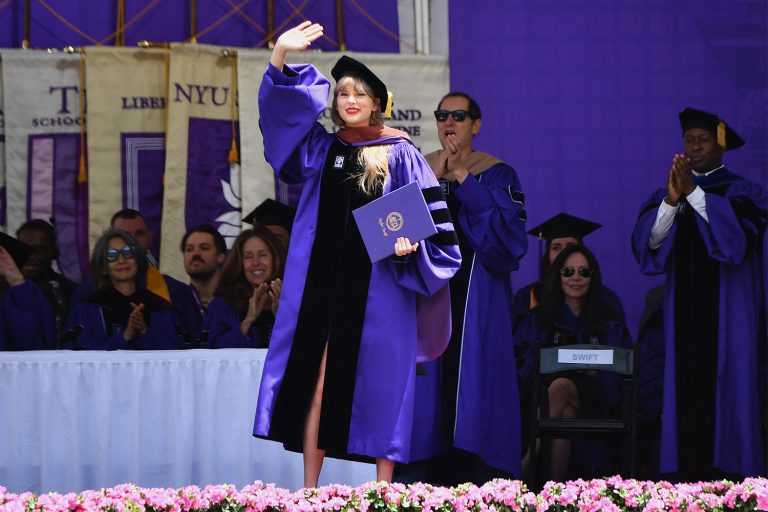 Tahniah! Taylor Swift terima Doktor Kehormat