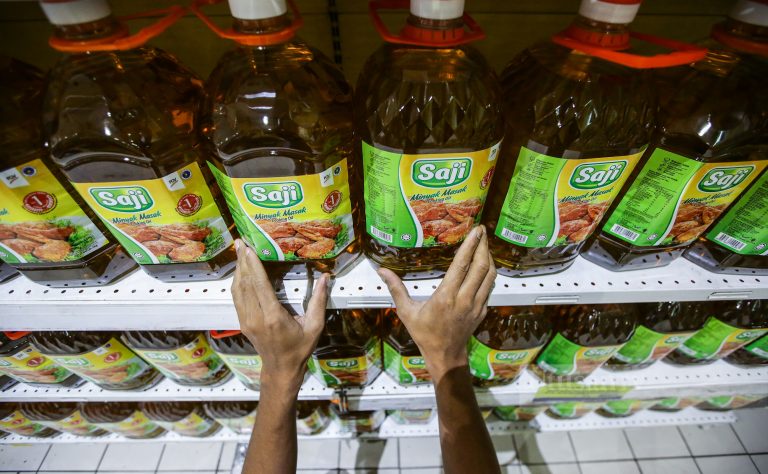 ‘Jangan kerana harga minyak turun, kita mula sorok barang’ – Annuar