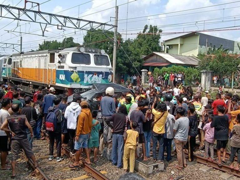Pemandu Avanza maut diseret kereta api sejauh 2 kilometer