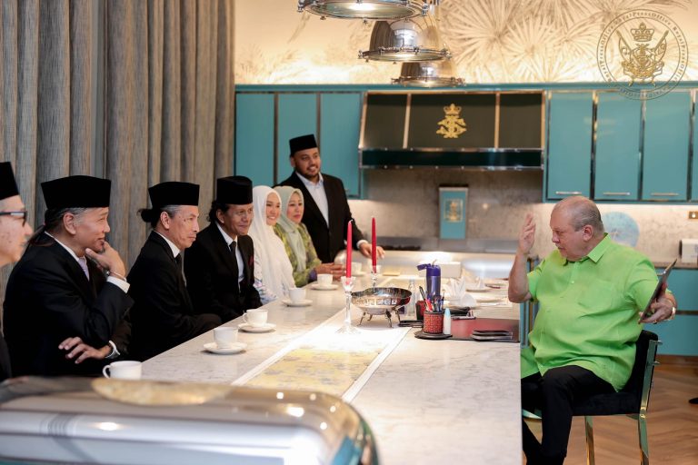 Sultan Johor terima kunjungan Amy Search