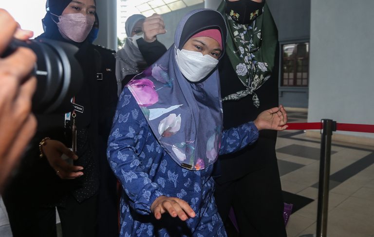 Bella hadir ke mahkamah, sempat beri ‘mini love’