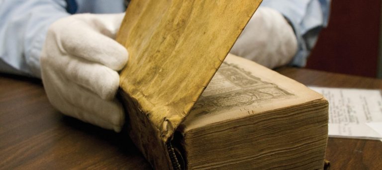 Tersimpan di Universiti Harvard, kulit buku ini diperbuat daripada kulit manusia