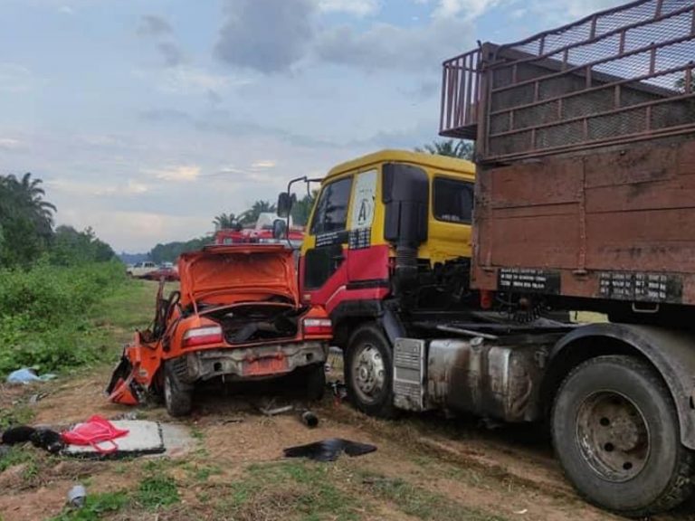 Lima beranak maut dalam kemalangan dengan treler