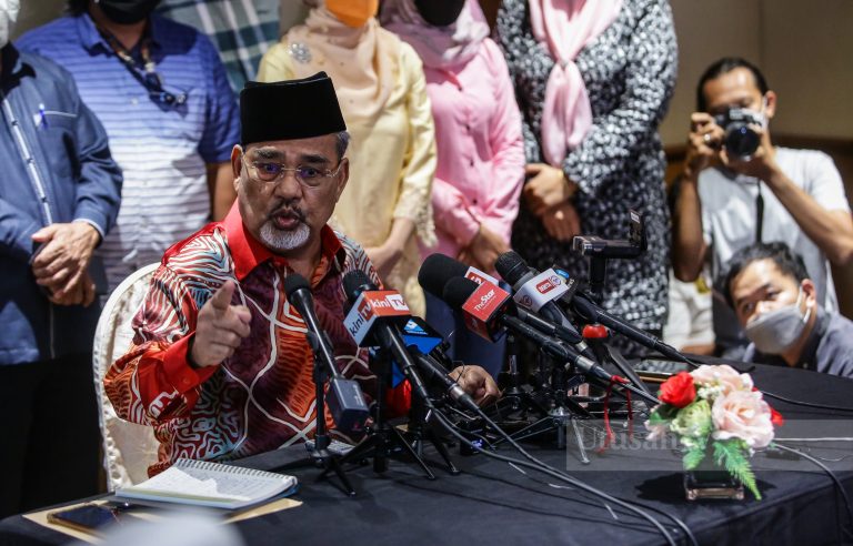 Ramai pemimpin UMNO mahu Zahid berundur – Tajuddin