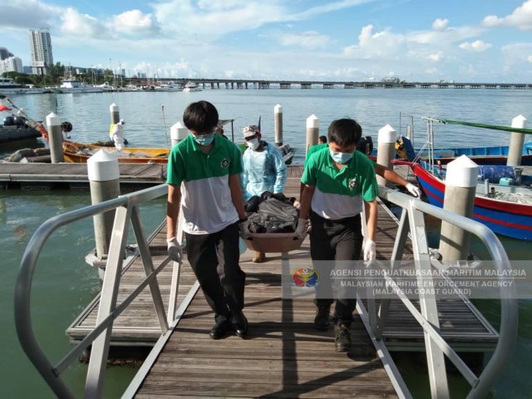 Kaki terbelit pukat, lelaki lemas terjatuh ke dalam laut