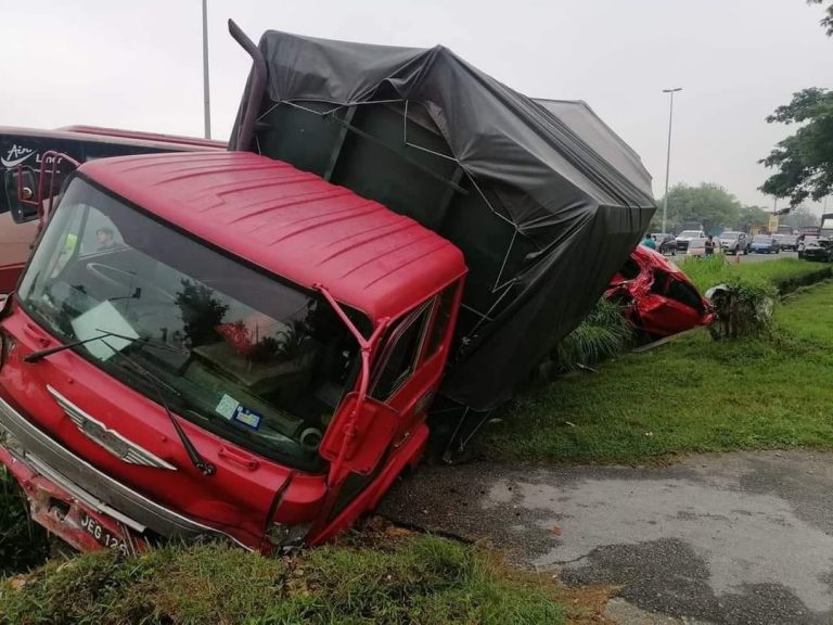 Lori tayar pecah rempuh enam kereta, satu motosikal