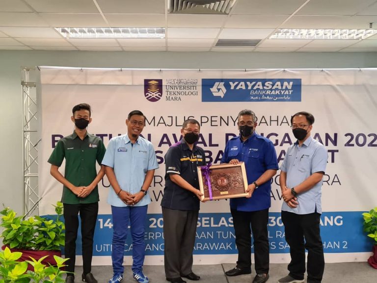 YBR sumbang RM160,000 kepada pelajar UNIMAS dan UiTM