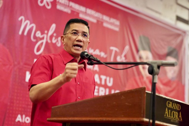 PKR kata tiada kerjasama, kem Azmin jawab mereka tak berminat dengan parti dewakan manusia