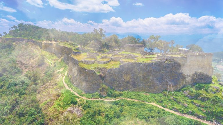 CHACHAPOYAS : Digelar ‘masyarakat awan’ yang hebat kerana mampu hidup di tanah tinggi. Sayangnya, bangsa ini lenyap angkara wabak cacar