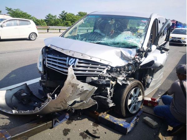Elak objek, Alphard RSN Rayer terlibat kemalangan di PLUS