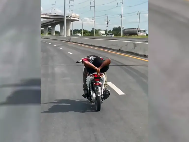 Remaja tunggang sambil ‘senaman’ didenda 3,000 baht, motosikal disita