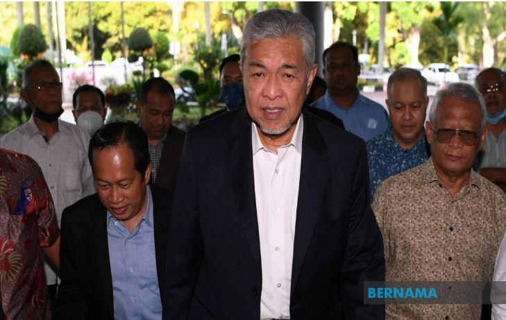 “Saya hantar bagasi berisi wang RM3 juta kepada Ahmad Zahid” – Saksi