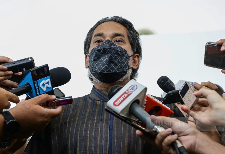 Khairy cadang RMT dinaikkan, bukan lagi RM2.50
