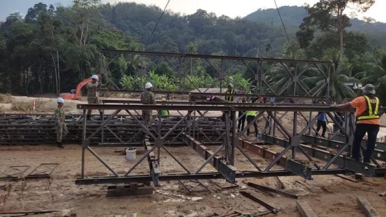 Jambatan sementara di Kampung Iboi dijangka siap esok