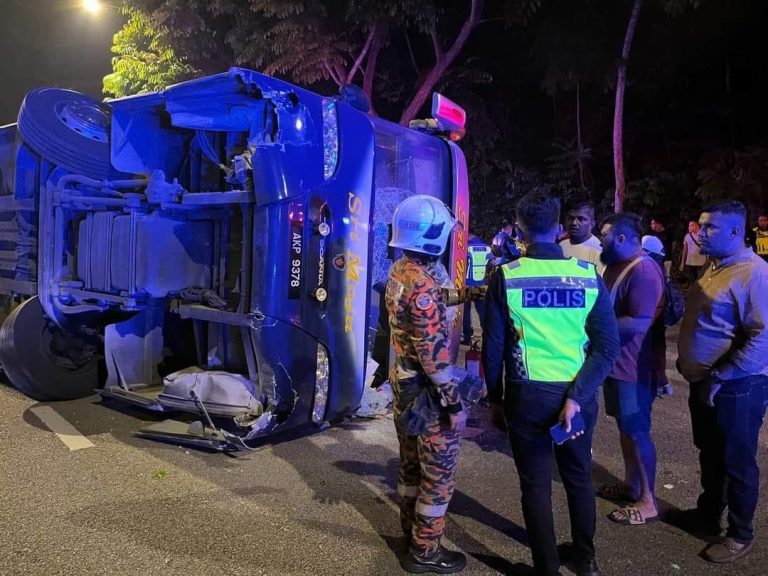 Bas ekspres terbalik, 26 penumpang selamat