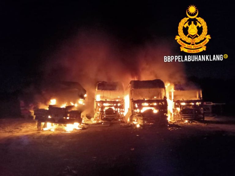 3 kepala treler musnah dijilat api dekat Pelabuhan Klang