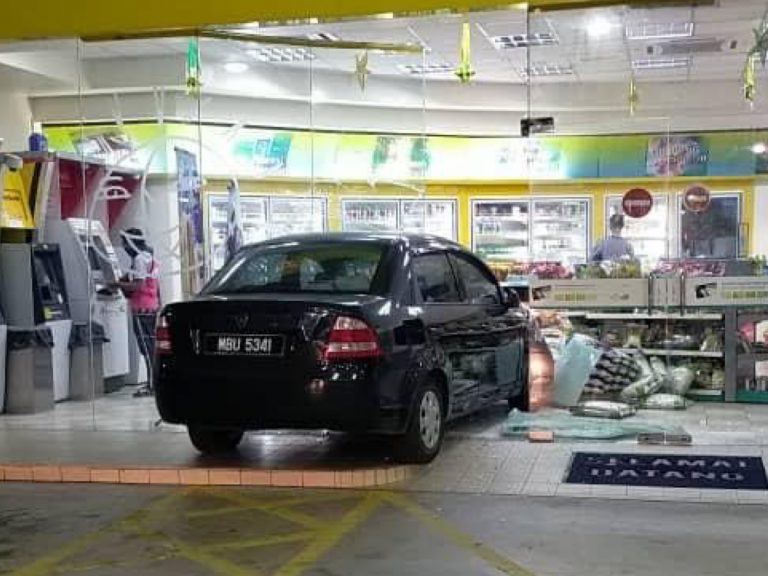 Lelaki dipercayai tertekan pedal minyak kereta rempuh pintu kedai serbaneka