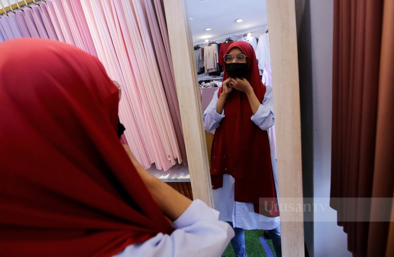 Menanggalkan Hijab: Antara Tuntutan Syariat dan Kebebasan Individu