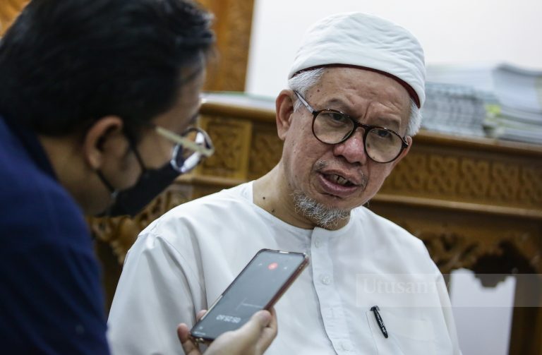 Zulkifli bentang kertas kerja di forum dunia di Bahrain