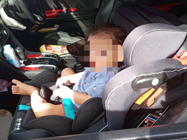 Kanak-kanak setahun terperangkap dalam Honda Civic