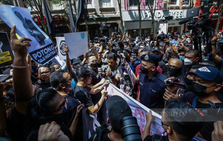 Peserta Perhimpunan #Turun bantah kenaikan harga barangan akan dipanggil polis