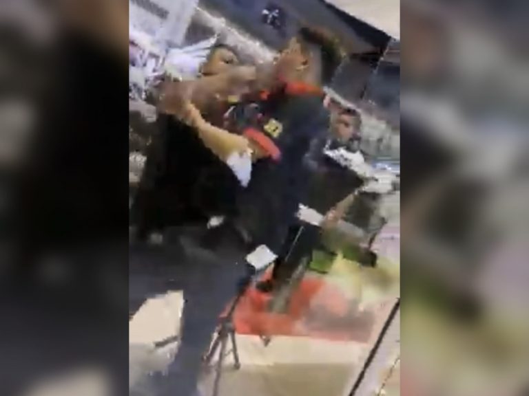 Dua lelaki bergaduh di kafe dituduh