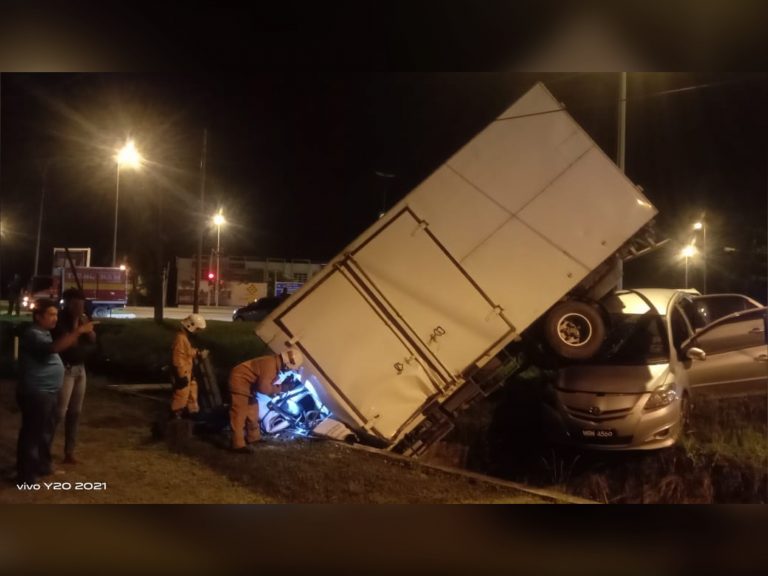 Dua pemandu cedera kenderaan terbabas ke dalam longkang