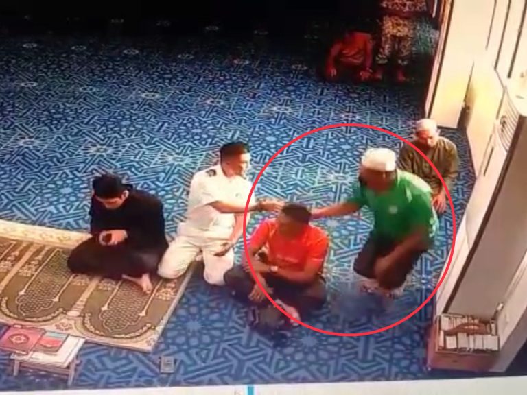 Ditampar kerana tidak pandang muka sewaktu bersalaman