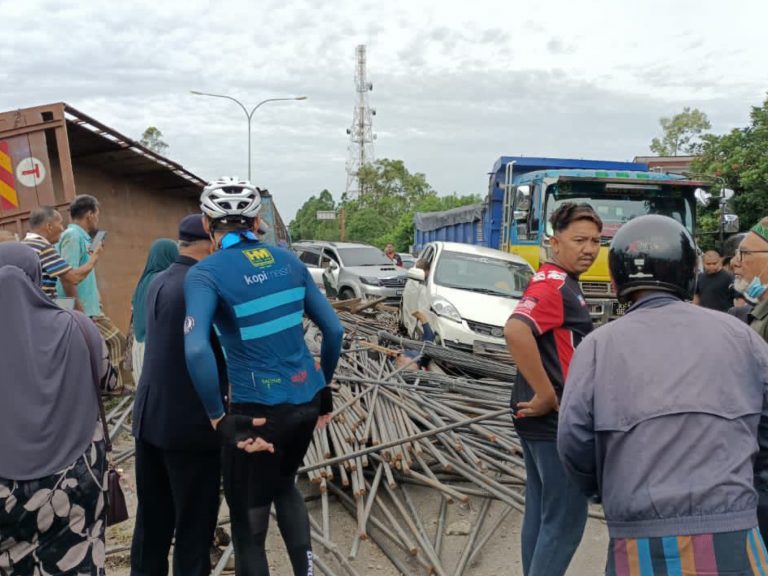 Wanita maut, empat cedera, treler bawa besi terbalik