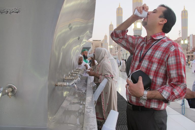 adab minum air zam zam