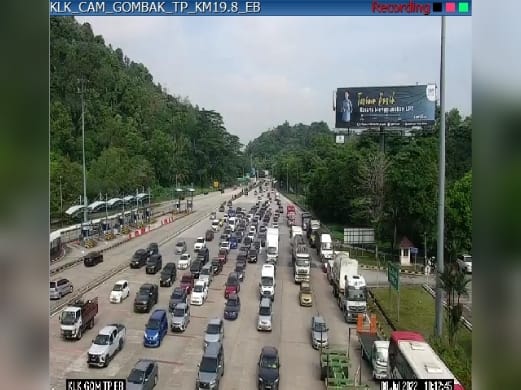 Aliran trafik tinggi di lebuh raya utama pagi ini
