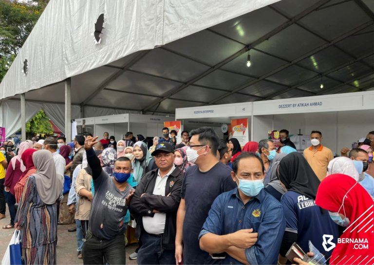 Pengunjung sanggup berpanas beli barangan keperluan pada hari terakhir AKM