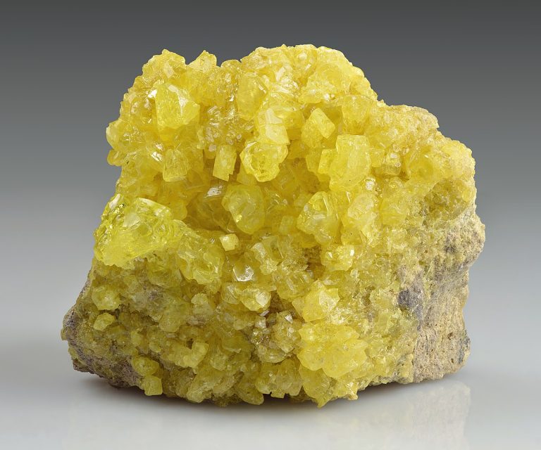 Sulfur, batu kuning yang berbau seakan telur busuk